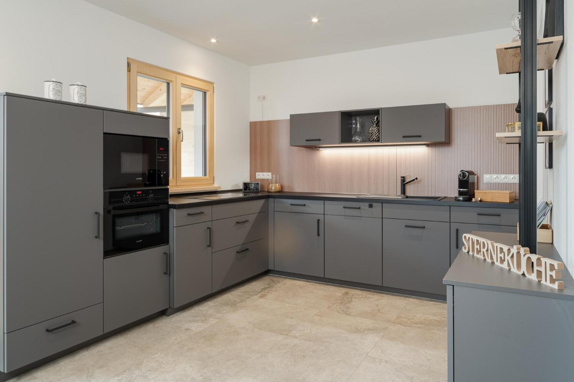 Fenjoy: Ferienapartment In Neubau / Balkon / Bbq 베르나우암히엠지 외부 사진